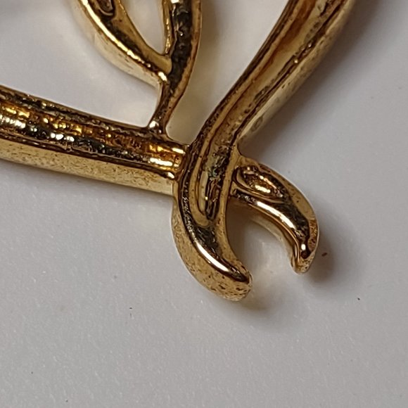 Cute Gold Tone Heart Shaped Brooch - Picture 15 of 16